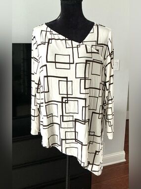 Elegant CHICOS asymmetrical stretchy top 🌷